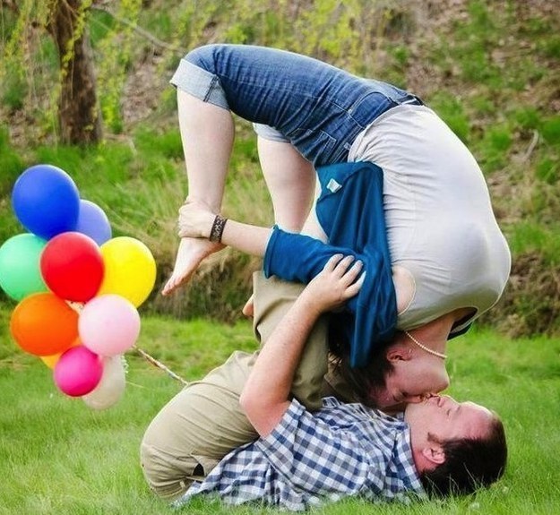 novios haciendo yoga