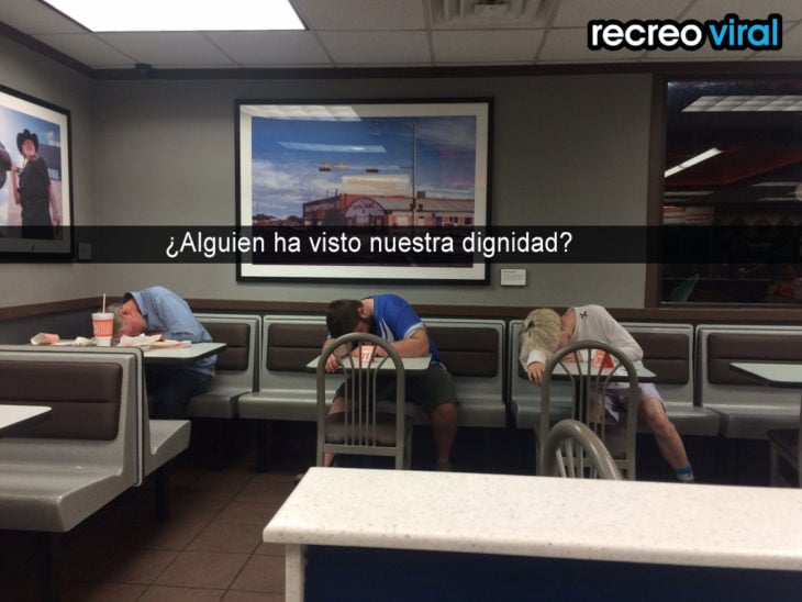 chicos dormidos en sus asientos