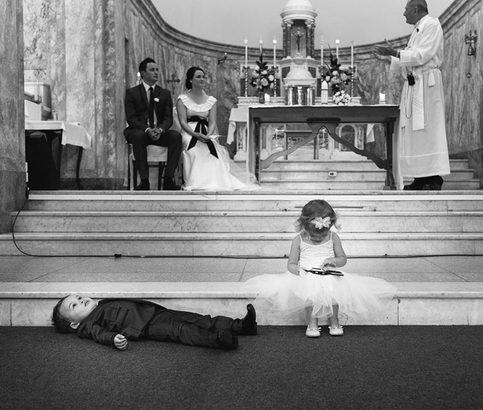 niños de las flores aburridos en boda