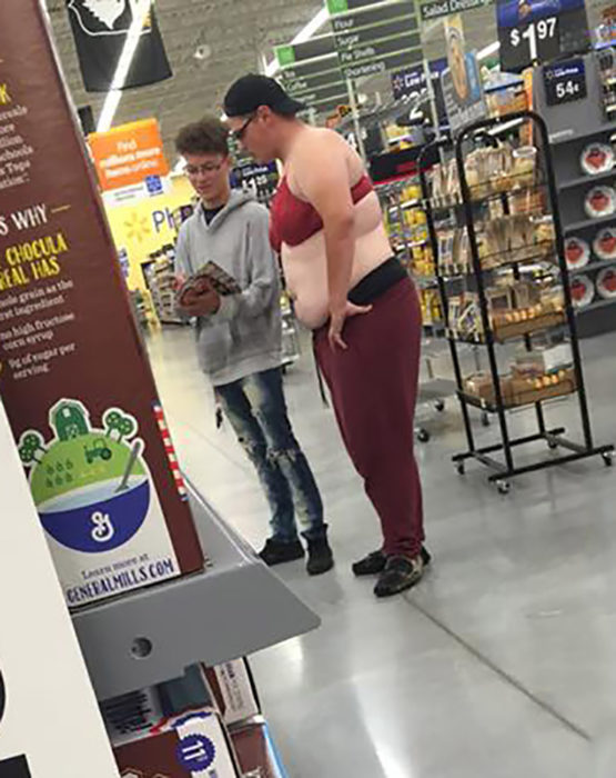 hombre con brasiere en walmart 