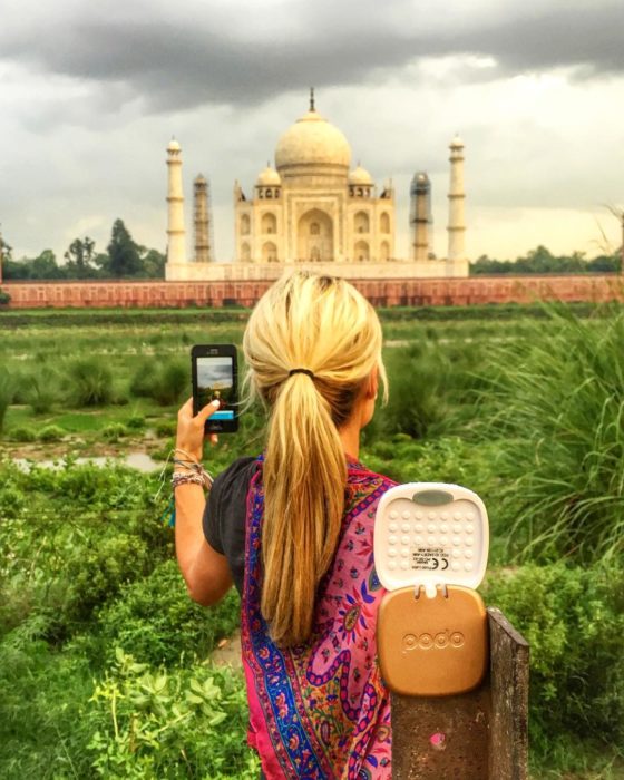 mujer toma foto a taj mahal 