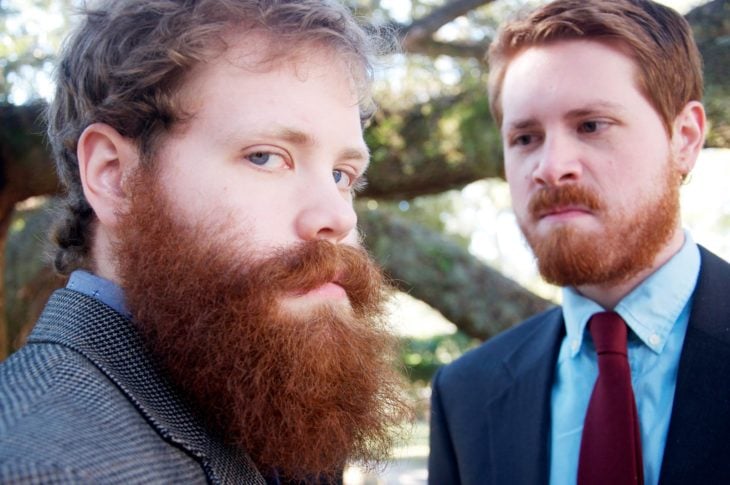 hermanos gemelos, uno con barba y otro sin barba