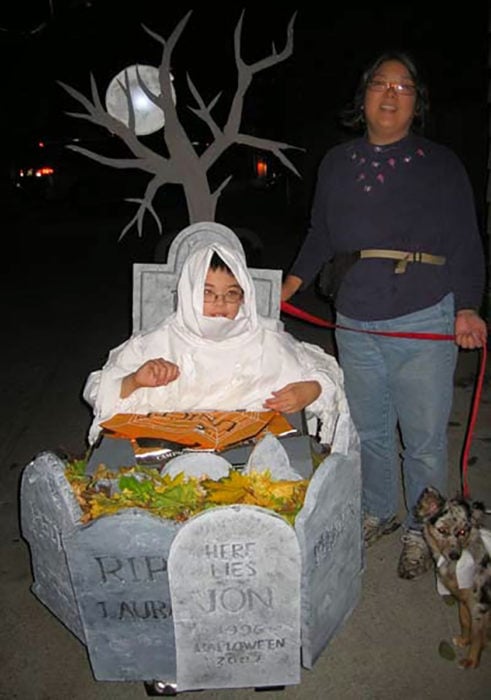 niño en silla de ruedas decorada como cementerio