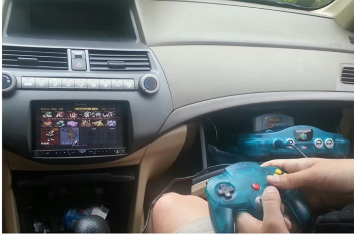 jugar videojuegos en el auto