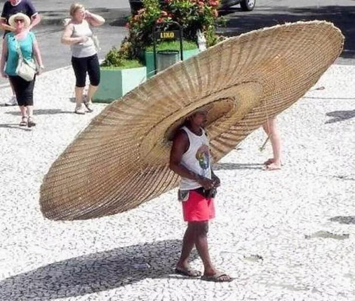 hombre con sombrero gigante