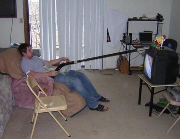 hombre cambiando la tele con un palo