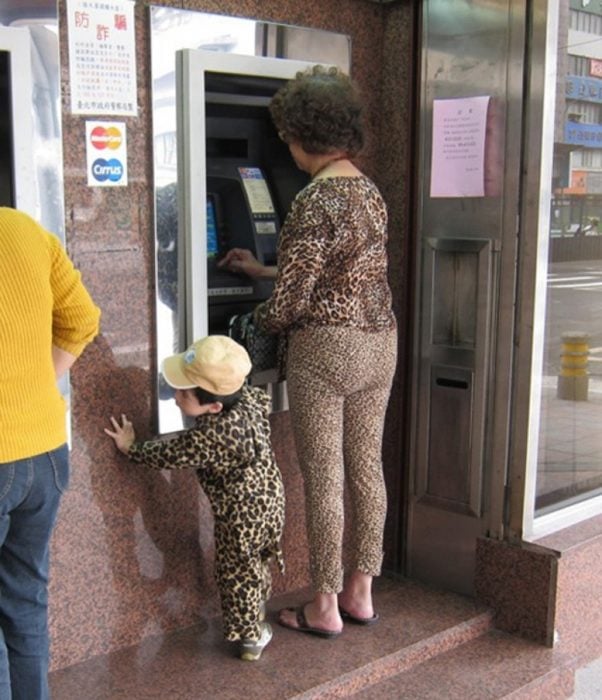 mujer vestida con estampado de leopardo y su bebé