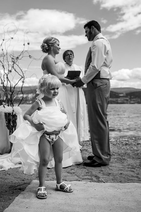 niña enseñando los calzones en boda