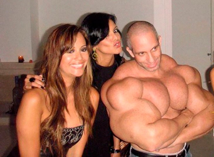 hombre musculoso con dos mujeres