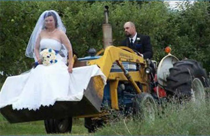 recién casados en tractor