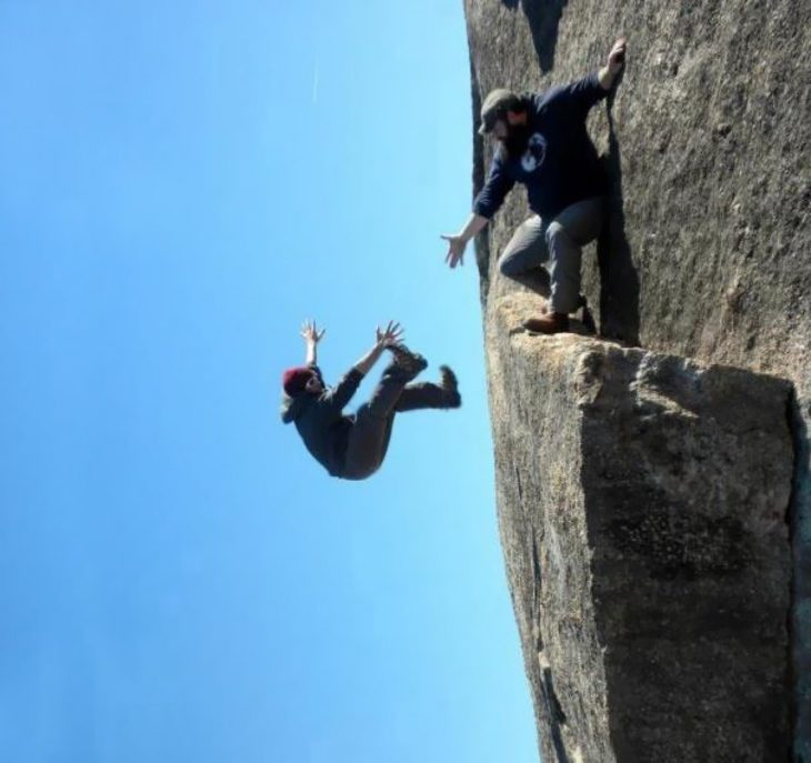 foto juega con la perspectiva parece que hombre cae de montaña