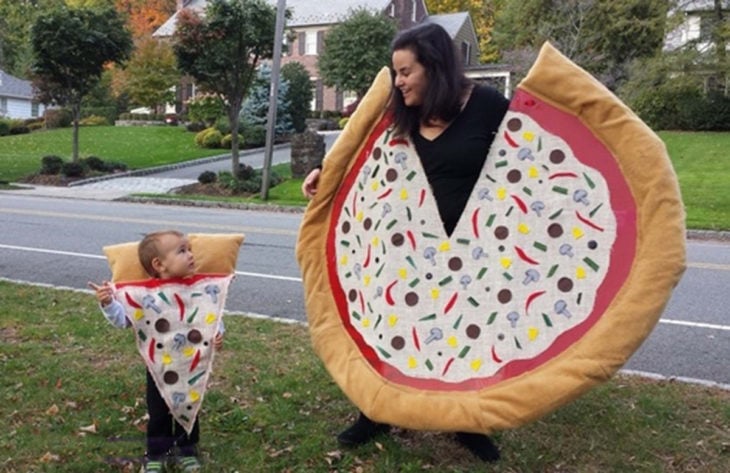 mamá e hija disfrazadas de pizza