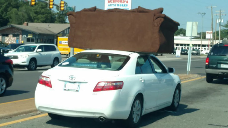 coche con un sillón arriba