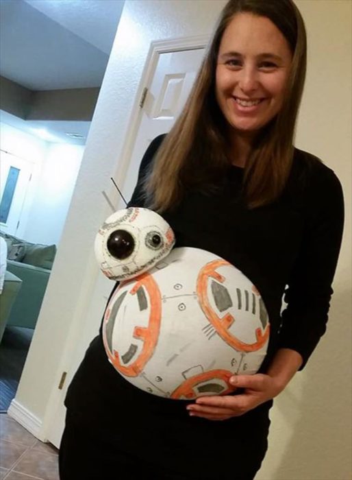 embarazada disfrazada de Bb-8 de Star Wars
