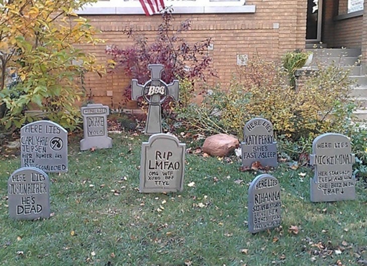 decoración de exterior halloween cementerio