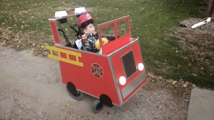 niño en silla de ruedas disfrazado de bombero