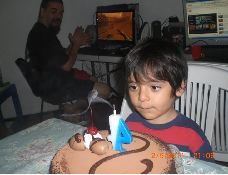 niño soplando la vela de su pastel