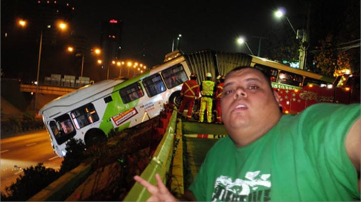 hombre se toma selfie en accidente automovilístico