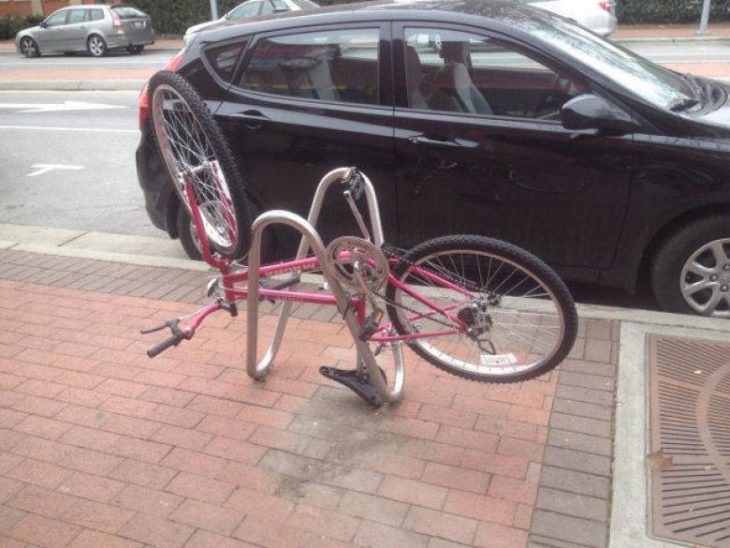 bicicleta estacionada al revés