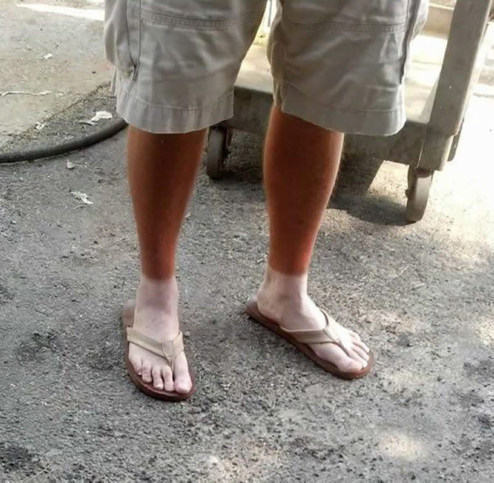 hombre con las piernas bronceadas pero no los pies