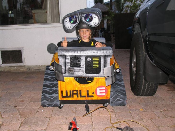 niño en silla de ruedas disfrazado de wall e