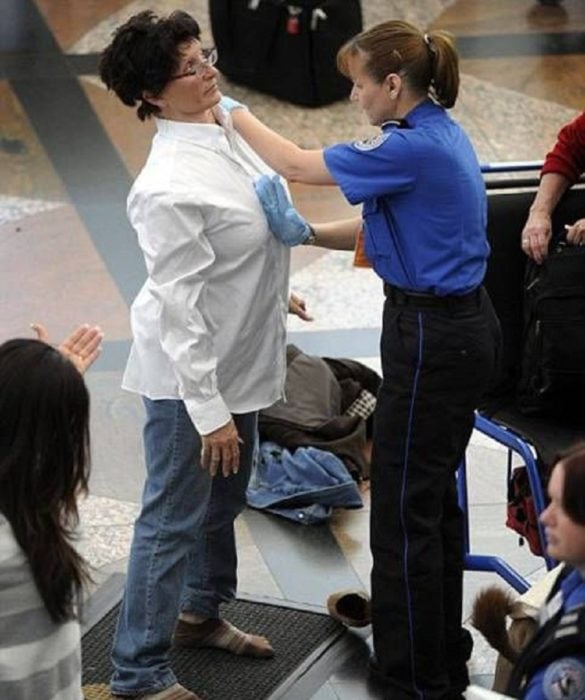 señora en punto de revisión de aeropuerto