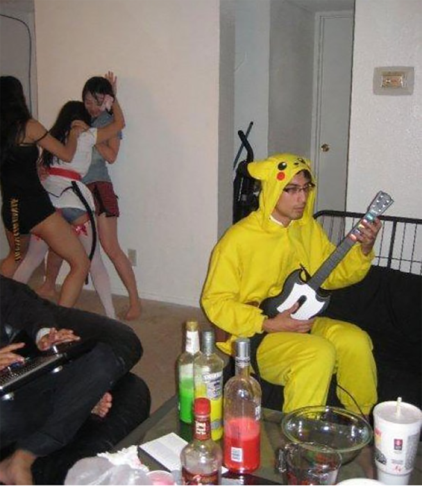 muchacho vestido de pikachu 