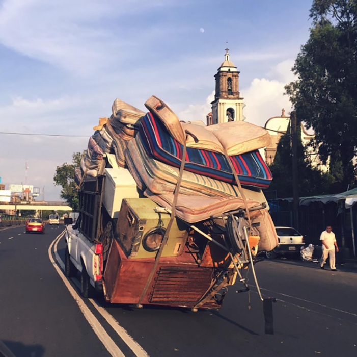 camioneta con muchos colchones arriba