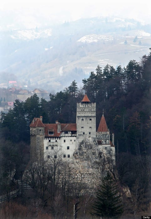 castillo en un oscuro bosque 