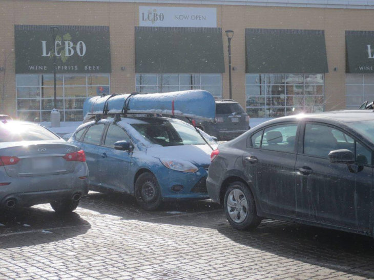 coche cargando canoa en un día de nieve