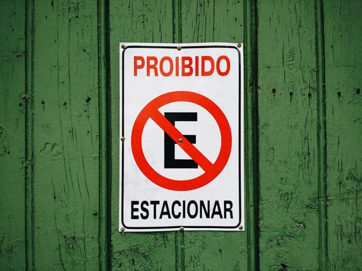 prohibido estacionar con mala ortografía