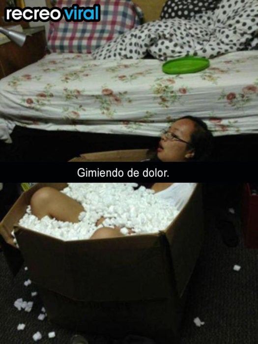 muchacha dormida en una caja llena de bolitas de unicel