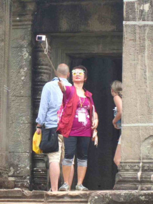 señora tomandose mal una selfie