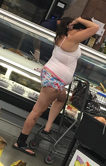 señora en calzones en walmart