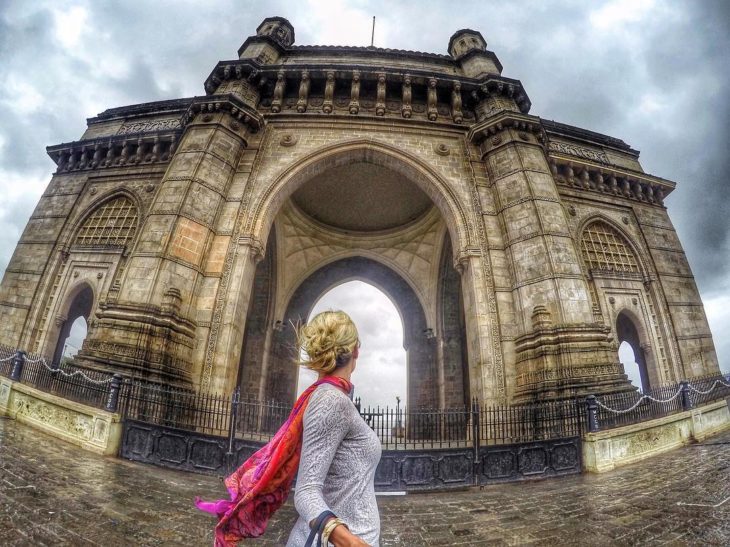 mujer en arco de India