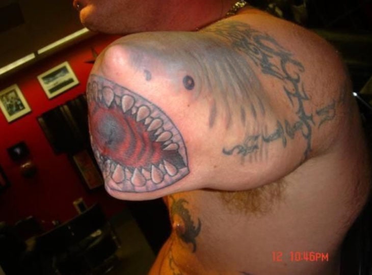 brazo amputado con tiburón tatuado