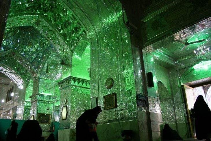 interior de mezquita llena de cristales verdes