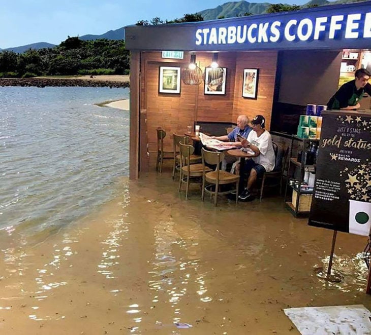 señor en starbucks inundado editado con otro chico en la playa