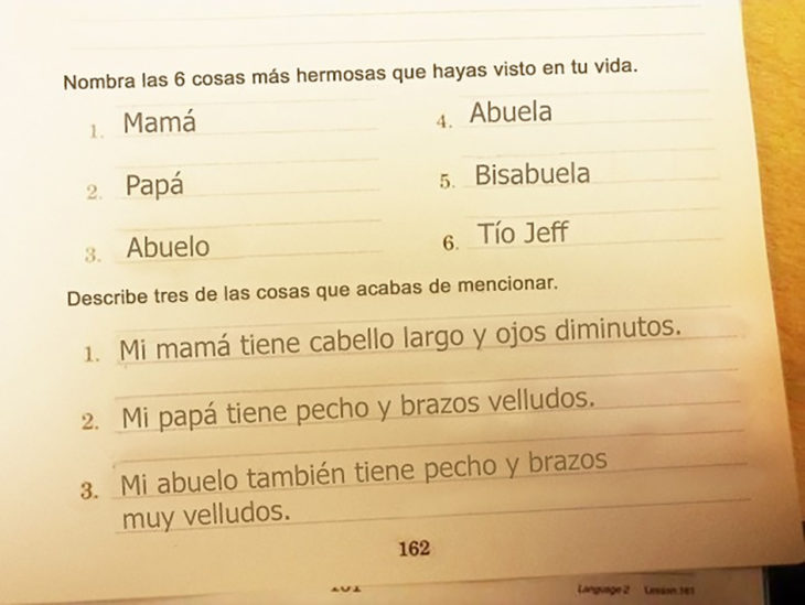 niño describiendo a sus padres