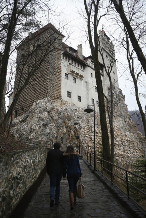 dos personas llegando al castillo de bran 