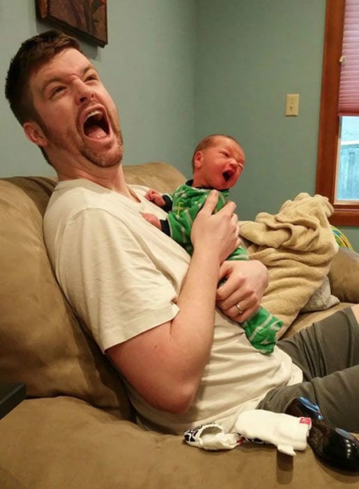 bebé y papá haciendo muecas graciosas