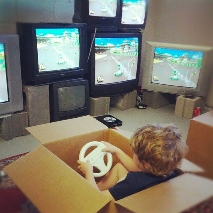 niño jugando videojuegos dentro de una caja