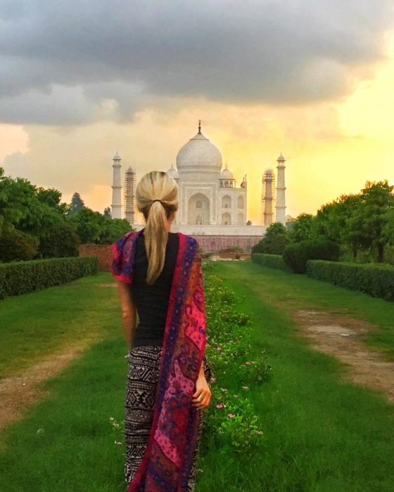 mujer frente al taj mahal