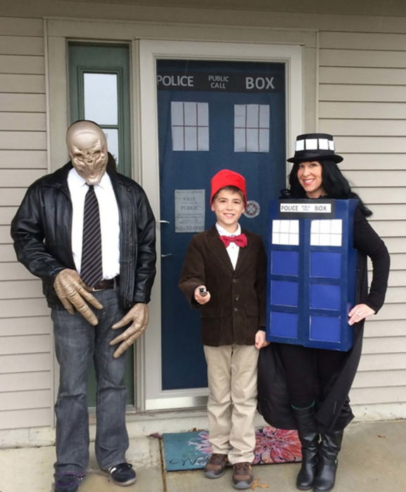 familia disfrazada de doctor who