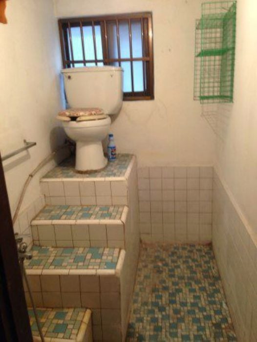 taza de baño sobre escaleras