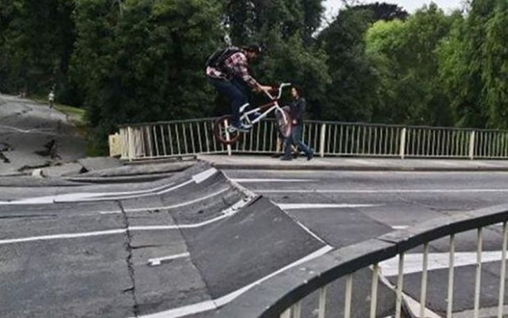 chico patinando sobre asfalto en mal estado