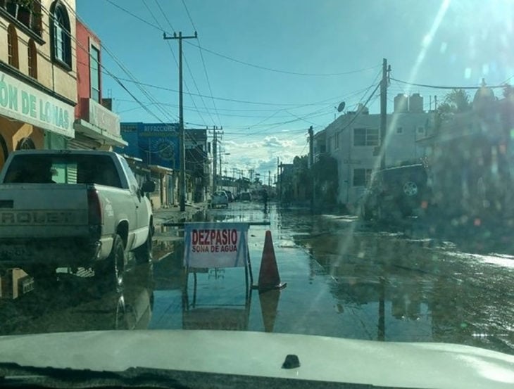 cartel en medio de agua con faltas de ortografía