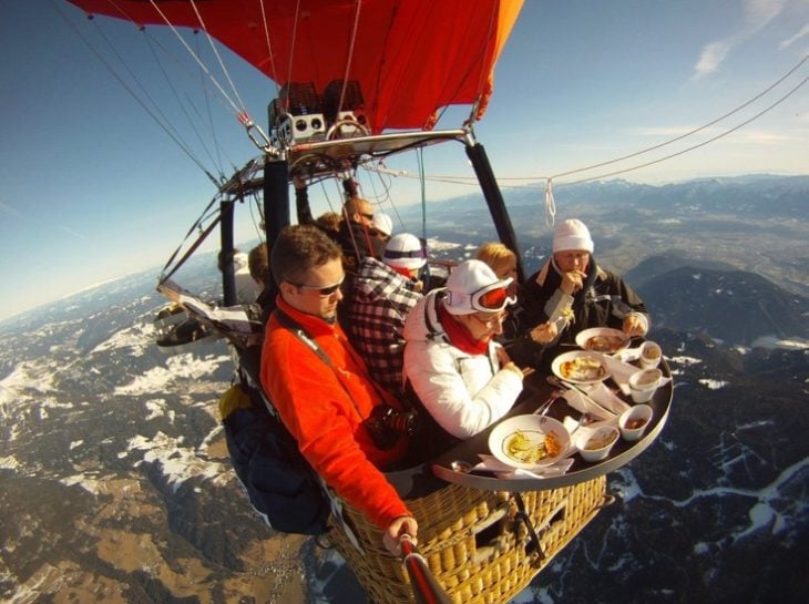 Comiendo en un globo aerostático