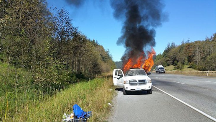 auto incendiándose 