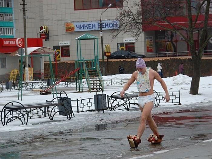 señor en pañales en un lugar urbano nevado